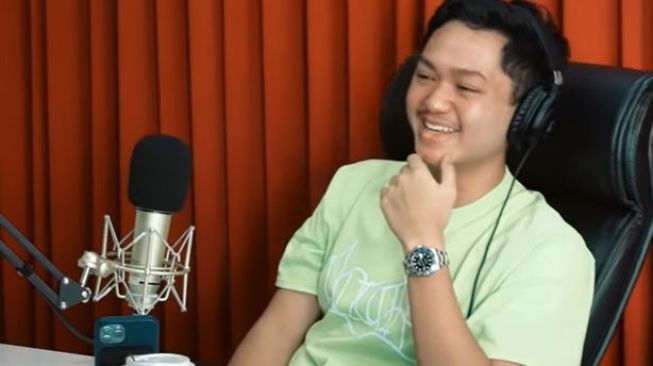 Azriel Hermansyah bikin bangga Ashanty. (Youtube/NgobrolAsix)