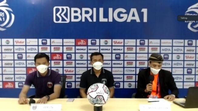 Pelatih Persita Widodo C Putro (tengah) bersama bek sayap Edo Febriansyah (kiri) ketika hadir di konferensi pers virtual pasca laga melawan Bali United, Jumat (24/9). (ANTARA/Aldi Sultan)
