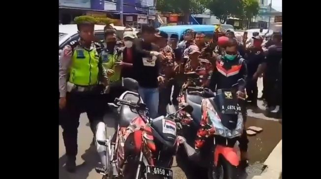 Usai Viral Tutup Jalan Ahmad Yani dan dibubarkan Polisi, Ormas Loreng Minta Maaf