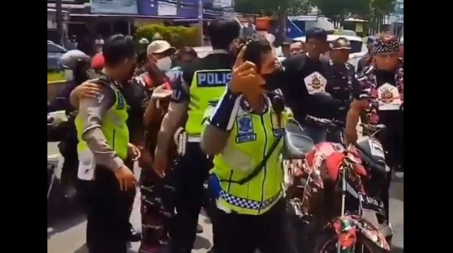 Viral! Polisi Bubarkan Upaya Ormas Loreng Tutup Jalan Ahmad Yani Serang