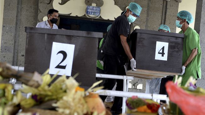 Petugas mengusung peti berisi jenazah terlantar yang akan dikremasi di kawasan Nusa Dua, Badung, Bali, Kamis (23/9/2021). [ANTARA FOTO/Fikri Yusuf]