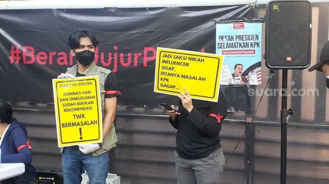 57 pegawai KPK yang tidak lolos TWK akan didepak pada 30 September 2021. Sebagian mereka melakukan aksi depan Kantor Dewas KPK, Kuningan, Jakarta Selatan, dengan sebutan, 'Kantor Darurat Pemberantasan Korupsi.' (Suara.com/Yaumal)