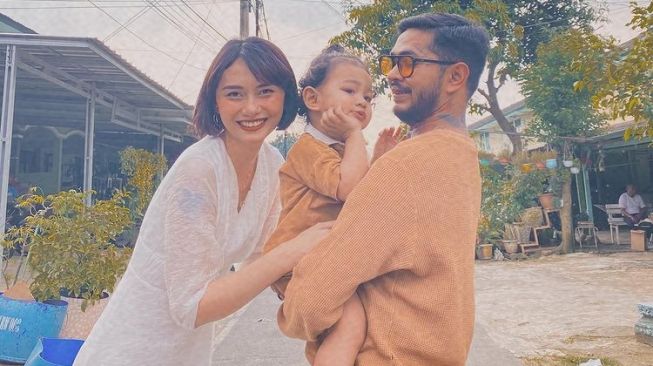 Beby Prisillia momong anak. (Instagram/@bebyleonardo)