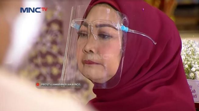  Gaya Keluarga Ria Ricis Saat Lamaran. [YouTube/MNCTV Official]