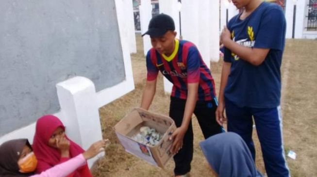 Viral fans Persika Karawang mina donasi di jalan untuk membiayai klub. Hal itu beredar dalam foto di media sosial. (dok Fans)