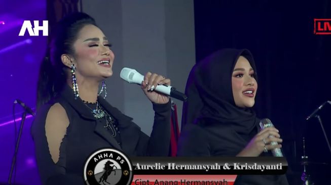 Momen Krisdayanti nyanyi bareng Aurel Hermansyah. (YouTube/AH)