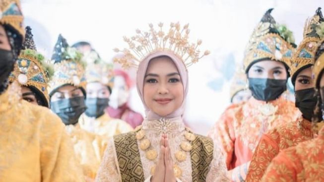 Ria Ricis tampilkan tarian Ratoe Jaroe. (Instagram/imagenic/cutyunisayoesoef/)