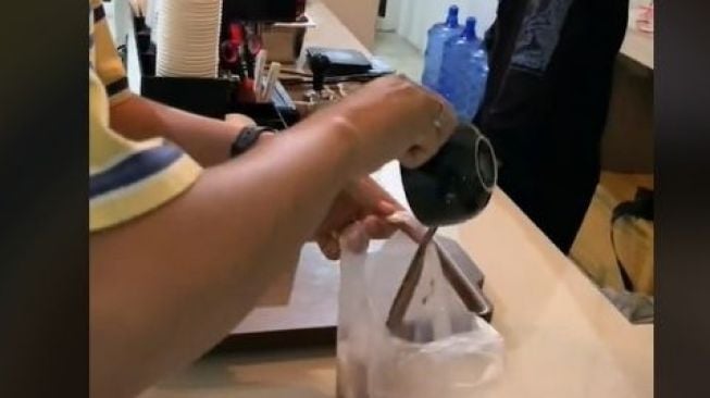 Viral Pria Ini Bungkus Coffee Latte Pakai Kantong Kresek, Netizen: Kayak Pop Ice!