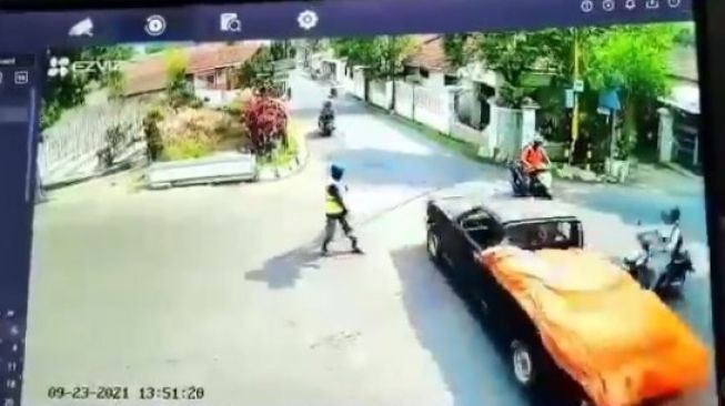 Viral pemotor dihentikan pak ogah. [tangkapan layar Instagram]