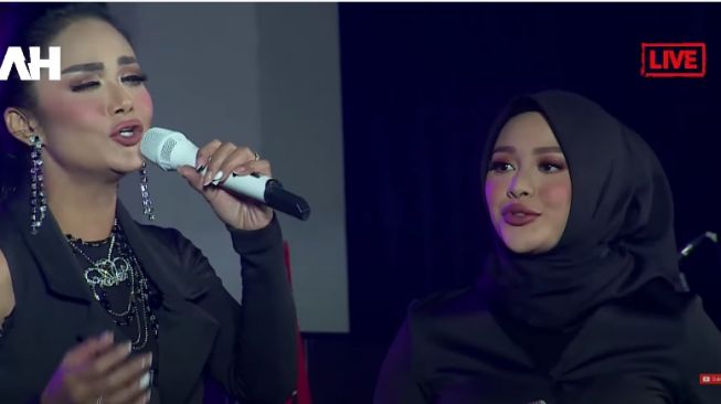 Momen Krisdayanti nyanyi bareng Aurel Hermansyah. (YouTube/AH)