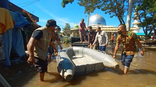  BPBD Sergai Turunkan 2 Perahu Penyelamat Untuk Transportasi dan Evakuasi 