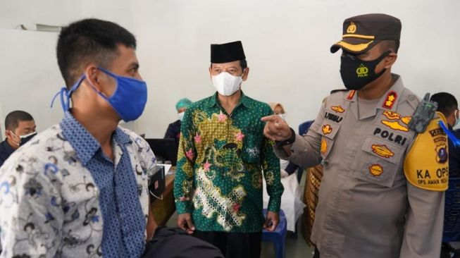 Polres Asahan dan PC NU Asahan Gelar Vaksinasi dan Bagi Sembako 