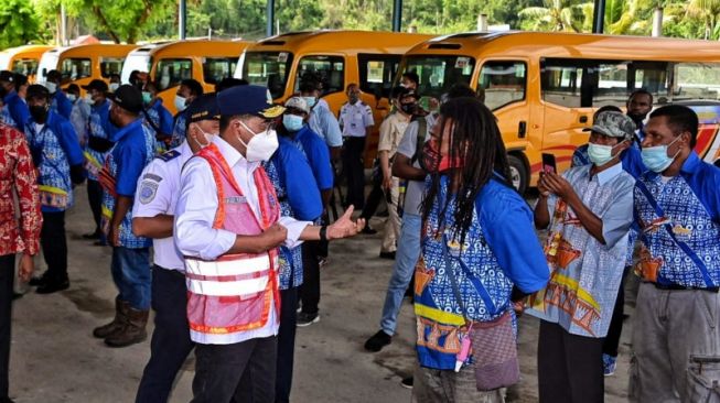 Menteri Perhubungan Budi Karya Sumadi (kiri) berbincang dengan salah satu awak bus dalam kunjungannya di Papua, pada Sabtu (25/9/2021) [Kementerian Perhubungan]. 