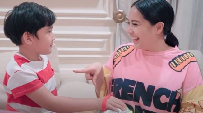 Rafathar main lie detector sama Nagita Slavina. (Youtube/RANSEntertainment)