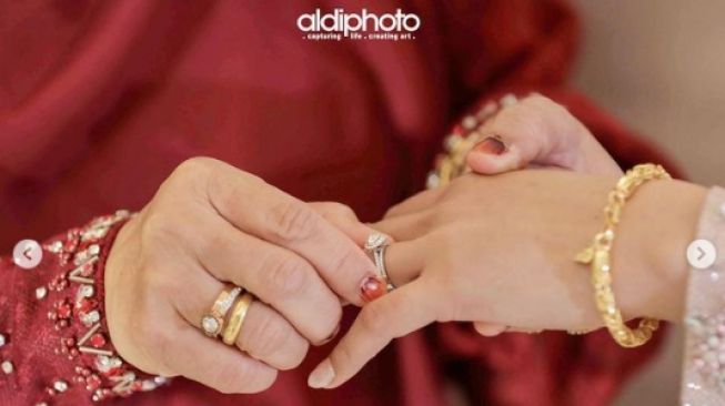 Perbedaan desain cincin lamaran Lesti Kejora dan Ria Ricis. [Instagram/aldiphoto]