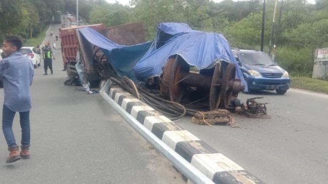 Truk Tak Kuat Naik Tanjakan, Lindas 1 Motor Hingga Hancur di Balikpapan