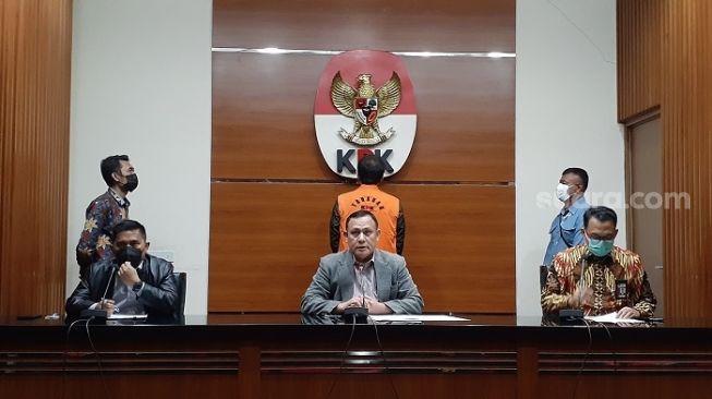 KPK resmi menetapkan Wakil Ketua DPR RI Azis Syamsuddin tersangka. (Suara.com/Yaumal)