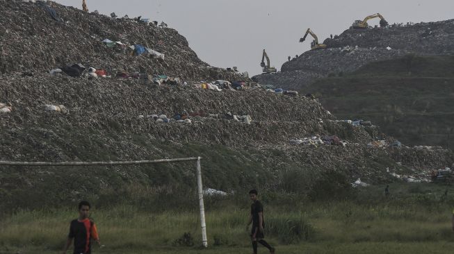 Sejumlah alat berat eskavator beroperasi di TPST (Tempat Pembuangan Sampah Terpadu) Bantargebang, Bekasi, Jawa Barat, Selasa (24/9/2021). [ANTARA FOTO/ Fakhri Hermansyah]