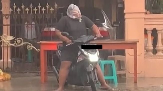 Viral Pemotor Bungkus Kepala Pakai Plastik (TikTok)