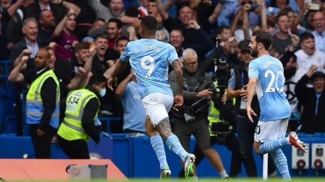 Striker Manchester City Brasil Gabriel Jesus (kiri) merayakan golnya ke gawang Chelsea pada pertandingan sepak bola Liga Premier Inggris di Stamford Bridge di London pada 25 September 2021.Ben STANSALL / AFP