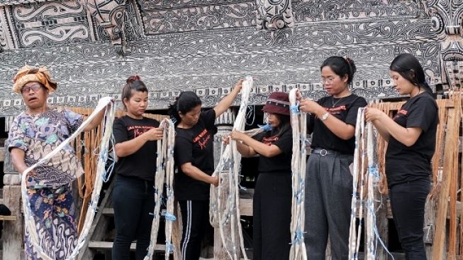 Ini Pentingnya Peran Penenun Perempuan dalam Ekosistem Ulos