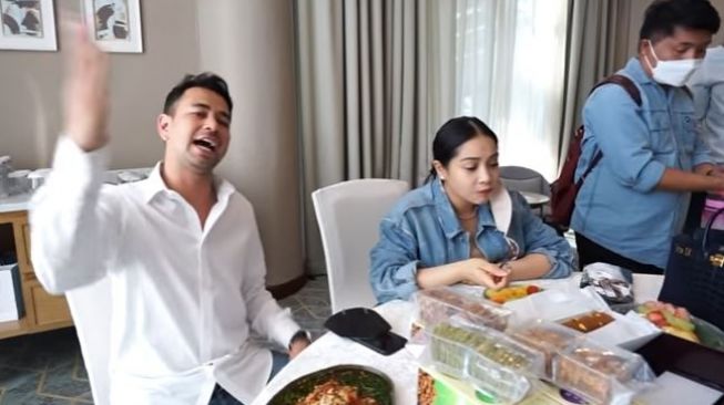 Raffi Ahmad izin beli private jet ke Nagita Slavina. (Youtube/RANSEntertainment)