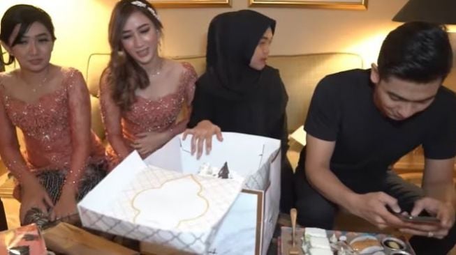 Ria Ricis dan sahabatnya. (Youtube/RicisOfficial)