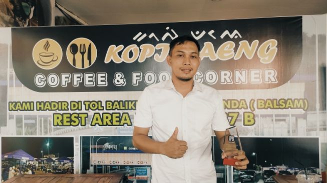 Muhammad Ashar Effendi, pemilik kedai Kopi Daeng di Balikpapan. [Presisi.co]