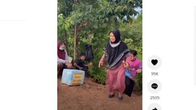 Pakai Gamis, Nenek Ini Masih Kuat Mendaki Bukit