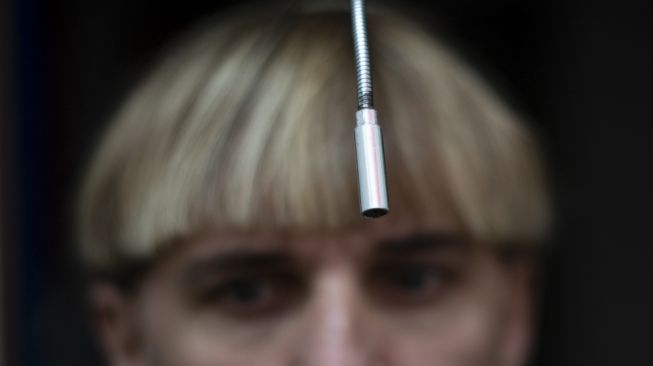 Artis cyborg Inggris-Irlandia dan aktivis transpesi Neil Harbisson, berpose di Mataro, Barcelona, Spanyol, pada (23/9/2021). [Josep LAGO / AFP]