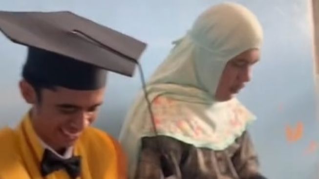 Cowok Wisuda Online Tanpa Ortu, Aksi Teman Cosplay Jadi Bapak dan Ibu Disorot. (TikTok)