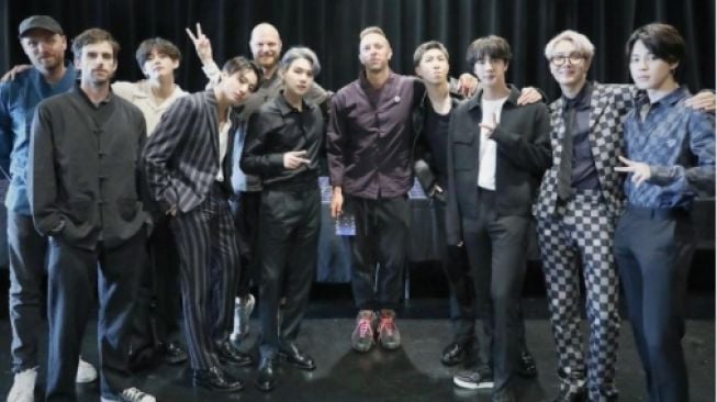 Chris Martin Berikan Jin BTS Gitar, Desainnya Bikin Pangling