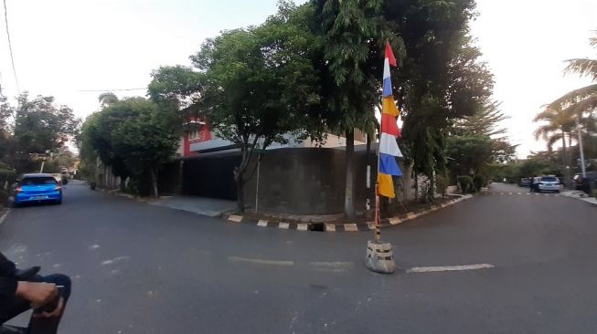 Suasana Rumah Tempat Penjemputan Paksa Azis Syamsuddin