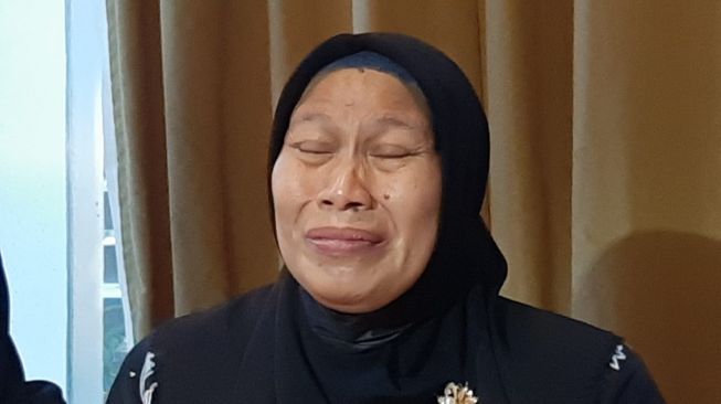 Agustin, korban putri Nia Daniaty, Olivia Nathania menggelar konfrensi pers di kawasan Kebayoran Baru, Jakarta Selatan, Jumat (25/9/2021). [Ismail/Suara.com]