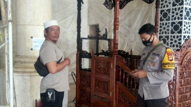 Mimbar Masjid Raya Makassar yang dibakar oleh seorang oknum bernama Ka'ba. [Istimewa]