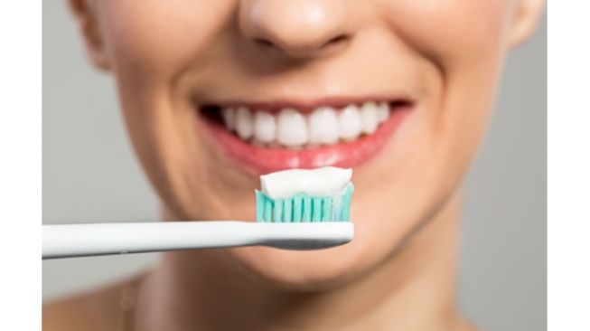 Waspada! Dokter Gigi Bilang Menyikat Gigi dengan Kencang dari Atas ke Bawah Jadi Penyebab Gigi Sensitif