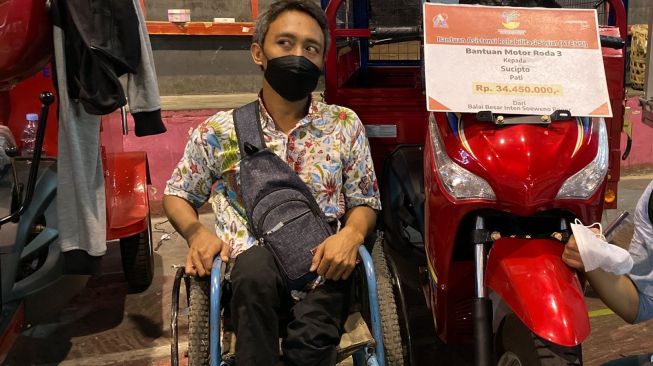 Terima Bantuan Motor Roda Tiga dari Kemensos, Sucipto Senyum Penuh Syukur