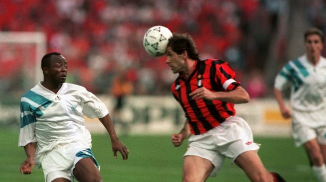 Kapten dan bek AC Milan Franco Baresi (kanan) menyundul bola dari gelandang Marseille Abedi Pelé dari Ghana selama final Piala Champions Eropa 26 Mei 1993 di Munich. AFP PHOTO/PATRICK HERTZOG.