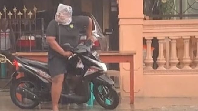 Viral Pemotor Bungkus Kepala Pakai Plastik (TikTok)