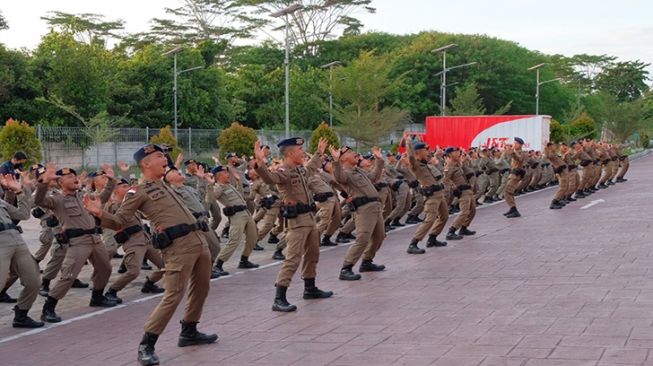 Bantu Tumpas KKB, 1 Peletop Brimob Polda Riau Diterbangkan ke Papua