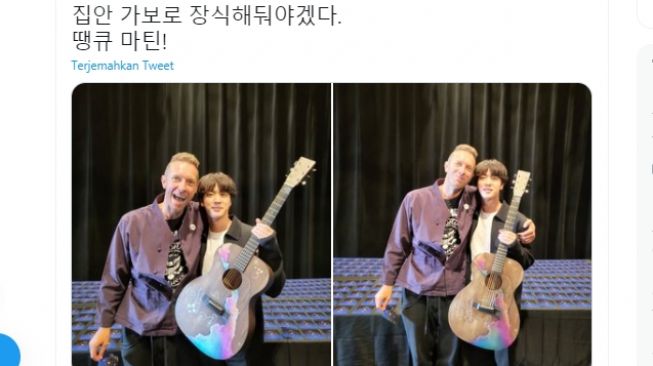 Jin BTS memperlihatkan hadiah gitar yang diberikan Chris Martin [Instagram/@bts_twt]