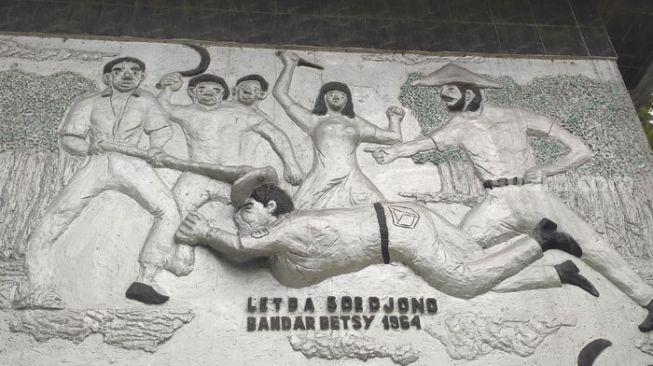 Monumen relief yang menceritakan pembantaian Letda Sudjono yang berdiri di pusat Kota Medan. [Suara.com/M.Aribowo]