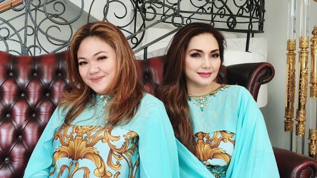 Potret kebersamaan Nia Daniaty dan Olivia Nathania. (Instagram/niadaniatynew)