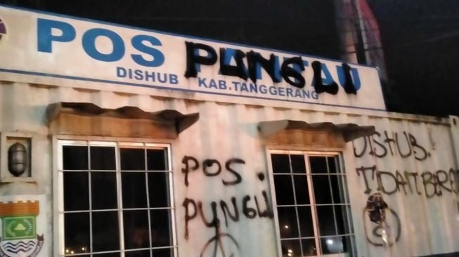 Kesal Truk Langgar Perbup, Massa Demo dan Tulis Pos Dishub di Tangerang Jadi "Pos Pungli"