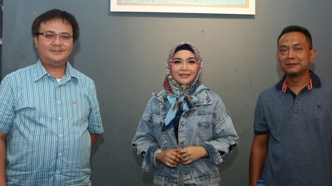 Novi Ayla (tengah) bersama Leonard "Nyo" Kristianto selaku Produser JK Record (kiri) dan Prie Keyboard. [JK Records]