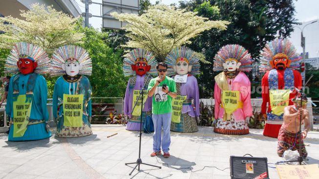 Sejumlah aktivis melakukan aksi protes terkait perubahan iklim di Kawasan Dukuh Atas, Jakarta Pusat, Minggu (26/9/2021). [Suara.com/Alfian Winanto]