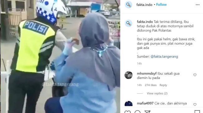 Emak-emak bersikukuh tetap berada di atas motor meski sudah ditilang aparat (Instagram)