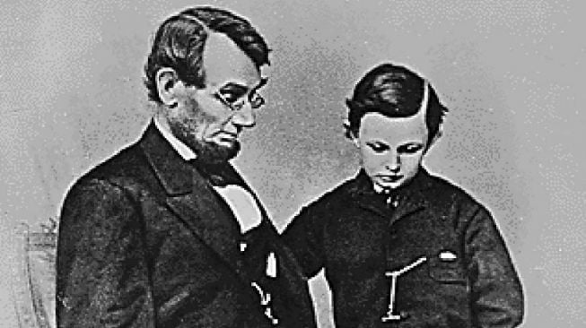 Abraham Lincoln bersama putranya Ted. [HO/The National Archives/AFP]