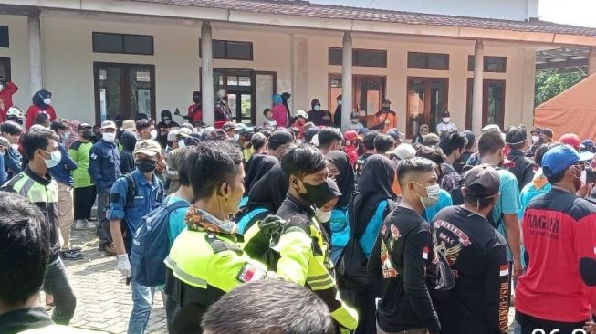 Relawan berkumpul untuk segera membersihkan Kali Jambe. (ist)