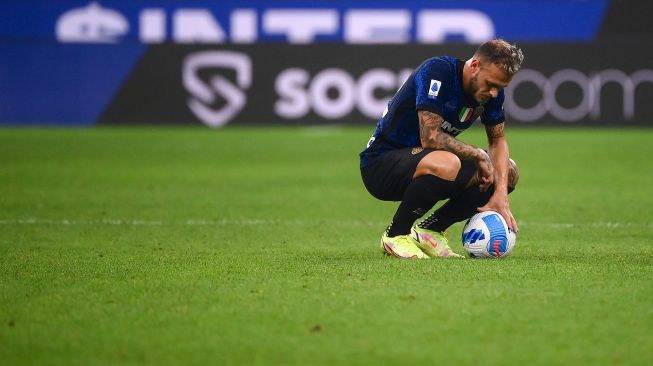 Bek Inter Milan Federico Dimarco bereaksi setelah gagal mengeksekusi penalti selama pertandingan sepak bola Serie A Italia antara Inter Milan melawan Atalanta di Giuseppe Meazza, Sabtu (25/9/2021) malam WIB. Marco BERTORELLO / AFP

